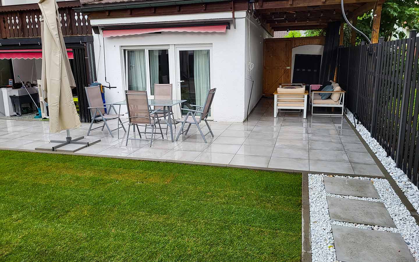 Terrassenbau-mit-quadratischen-Terrassenplatten